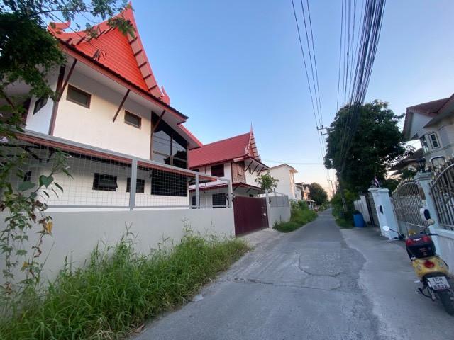 ให้เช่าบ้านเดี่ยวสร้างใหม่ 2 หลัง เนื้อที่ 100 ตารางวา ซอยลาดพร้าว 101 เหมาะอยู่อาศัยและทำสำนักงาน หรือประกอบกิจการ จอดรถได้ 4คัน ใกล้รถไฟฟ้าสายสีเหลื 5