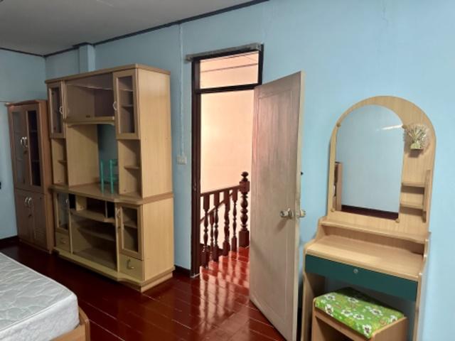 บ้านเดี่ยว 2 ชั้น 45 ตร.วา.200 ตร.ม.2 น้ำ 3 แอร์ ย่านรัชดา ห้วยขวาง พร้อมเฟอร์ รร.นานาชาติเคไอเอส 900 ม.4 นอน 5