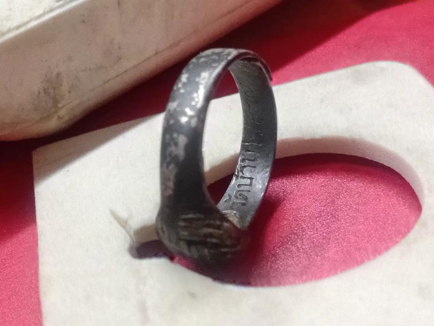 แหวนตะกร้อ หลวงพ่อขวัญ วัดบ้านไร่ "รุ่นฉลองอายุ ๙๗ ปี" เนื้อนวโลหะเข้มขลัง จารมือโบราณ (นิยม) รูปย่อยที่ 2