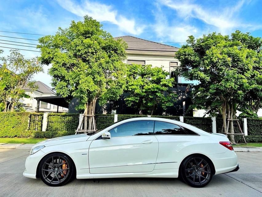 BENZ E250 COUPE AMG หลังคาแก้ว สีขาว เบาะแดง ปี 2012 อ็อฟชั่นเต็มสุดครับคันนี้ รูปที่ 5