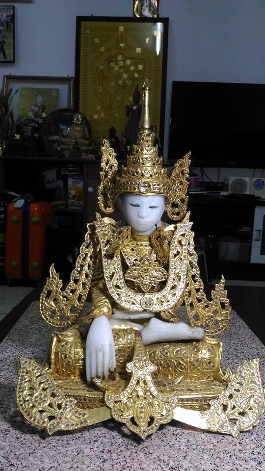พระหยกขาวทรงเครื่อง   องค์ใหญ่มาก