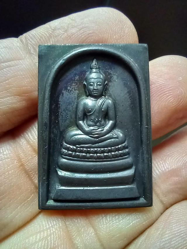 เหรียญพระพุทธนวมมหาราชายุจฉับปริวัตนมงคล ปี 2542 เนื่องในวโรกาสเฉลิมพระชนมพรรษา 6 รอบ (72 พรรษา) ตอกโค๊ต ๙ กล่องเดิม สำนักนายกรัฐมนตรี จัดสร้าง