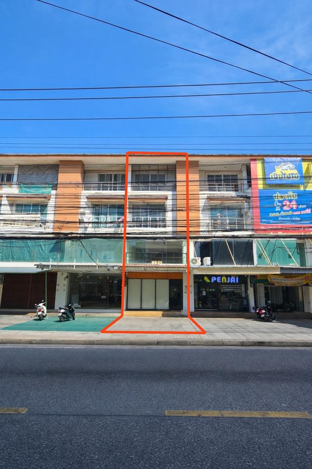 ขายอาคารพาณิชย์ 4 ชั้น ทำเลทอง รัชดา–ลาดพร้าว เหมาะสำหรับค้าขาย หรือทำออฟฟิศดีมาก อาคารอยู่ริมถนน พร้อมพื้นที่จอดรถเข้า-ออกสะดวก 1