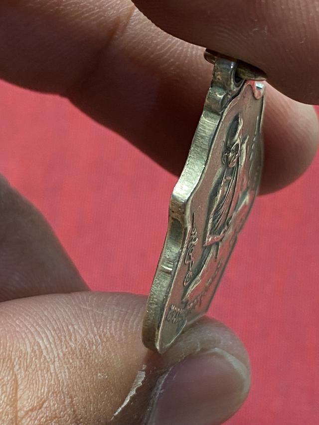 เหรียญหลวงพ่อกวยปี21 หลังหนุมาน รูปที่ 4