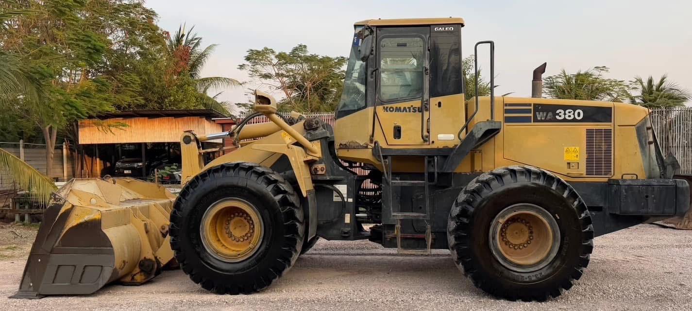 รถตักมือ 2 ยี่ห้อ KOMATSU  4