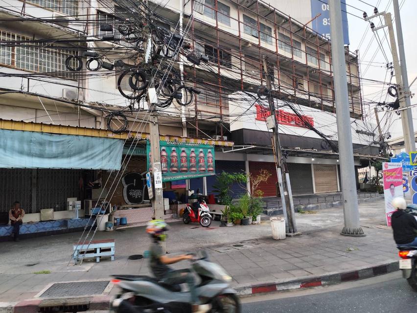 ขายหรือให้เช่าตึกแถว แยกอุดมสุข ไม่มีจอดรถ แต่จอดปั้มใกล้ๆ ติดถนนใหญ่ ใกล้บีทีเอส 10