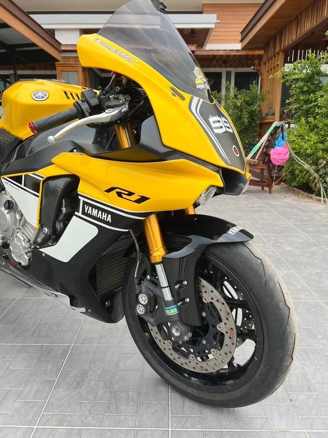 Yamaha R1 สีเหลือง