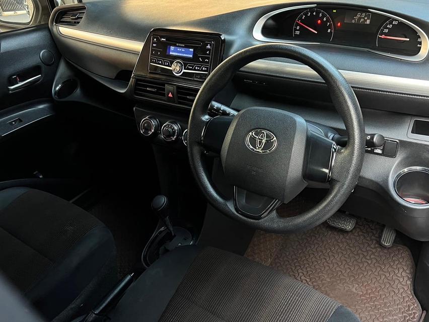 Toyota SIENTA 1.5G Wagon 4