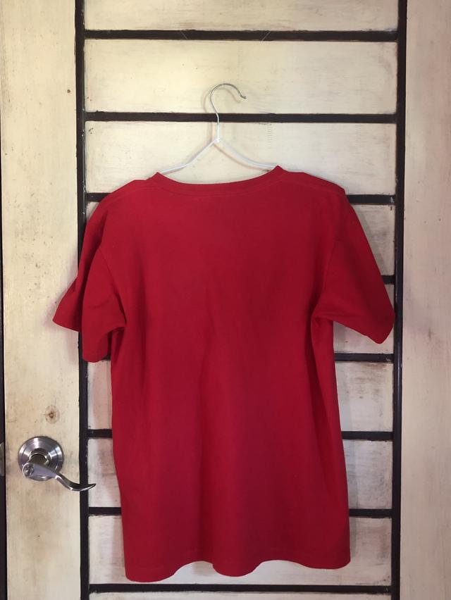 เสื้อคอวีสีแดง สภาพ99% 2