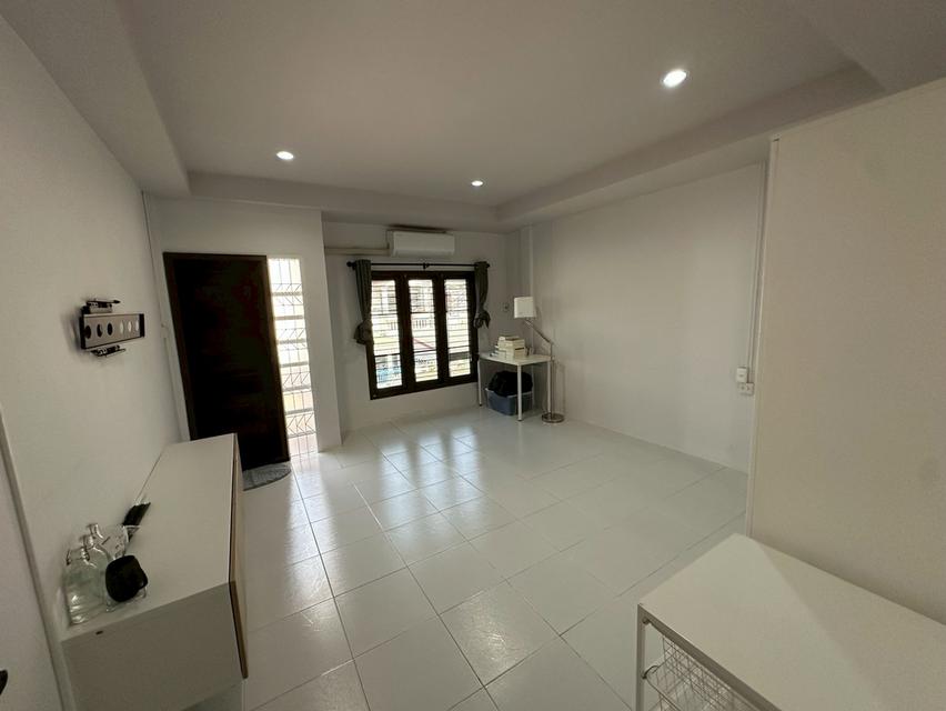 ทฮ รีโนเวทใหม่ ม.สินธร บางกะปิ 1