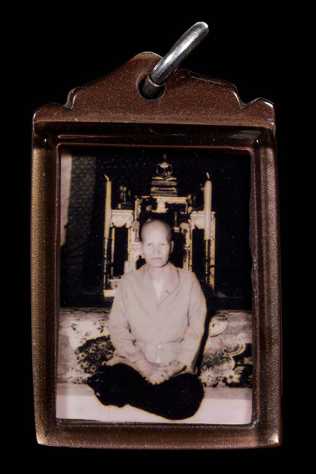 รูปถ่ายคุณย่าบุญเรือน โตงบุญเติม ปี2526 ข้างหลังเป็นตะกรุดยาคูล