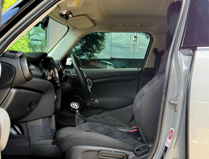 2017 MINI COOPER 5 DOOR HATCH รถมือเดียวออกป้ายแดง รถวิ่งน้อย เข้าศูนย์ตรงระยะ รถไม่เคยมีอุบัติเหตุครับ 13