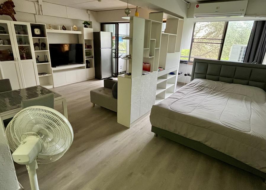 Condo Room, 50 sqm, Fully Renovated , 300 meters from BTS Phaya Thai ,with Home Gym Corner with tree  view 1