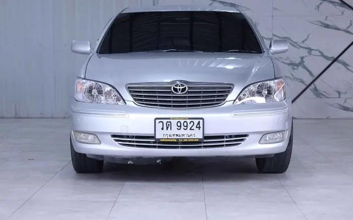 Toyota camry สีเทาปีเก่า