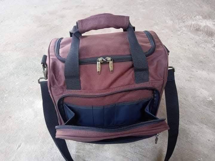 EDDIE BAUER กป.สะพาย+ถือทรงกล่อง ช่องใช้งานหลายช่อง ใส่อุปกรณ์กล้อง หรือของใช้อื่นๆ หัวซิปล็อคกุญแจได้ สภาพดี รูปที่ 6