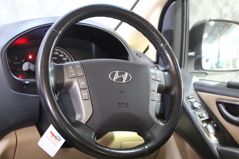 รหัสรถ JRS3185 🚐✨ HYUNDAI H-1 ปี 2017 สีดำสุดหรู สภาพพร้อมใช้ 17