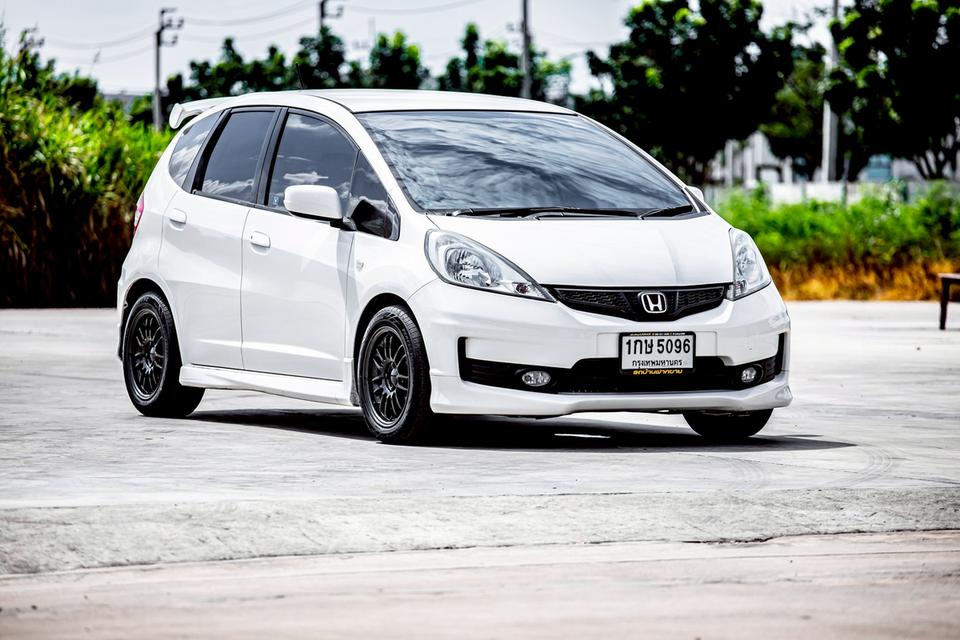 Honda Jazz 1.5 S ปี 2013 สีขาว มือเดียวป้ายแดง  3