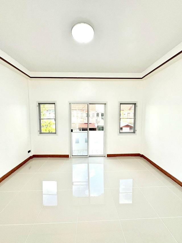 หมู่บ้านเอเชียโฮมทาวน์ 12