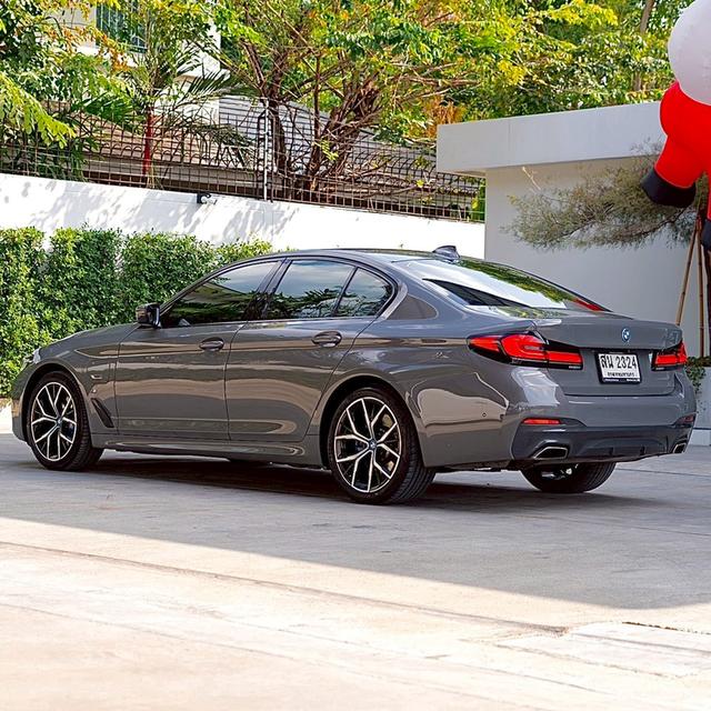 รหัสรถ 12AT2324 BMW 530e 2.0 M Sport ( G30 ) LCI ( CDK ) | ปี : 2022 4