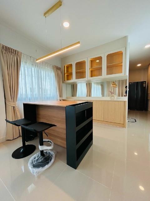 ย่านเมกาบางนา 1.3 กม. คฤหาสน์ บ้านใหม่ หรู 2 ชั้น 214 ตร.ม. วิวสวน รร.นานาชาติคอนคอร์เดียน 600 ม.4 น้ำ สูง โปร่ง พร้อมเฟ
