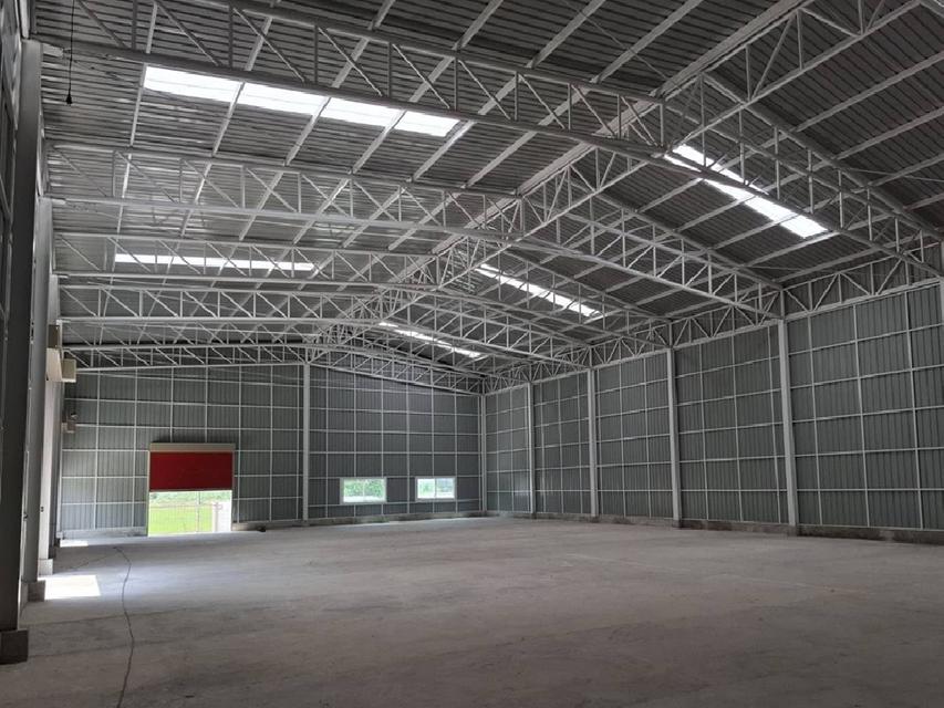 ให้เช่าโกดัง สร้างใหม่ ติดถนนกาญจนาภิเษก วงแหวนตะวันตก ขาออก ลาดหลุมแก้ว (ถนนหมายเลข 9) ทำเลดี จอดรถได้หลายคัน พื้นที่ใช้สอย 700 ตารางเมตร 2