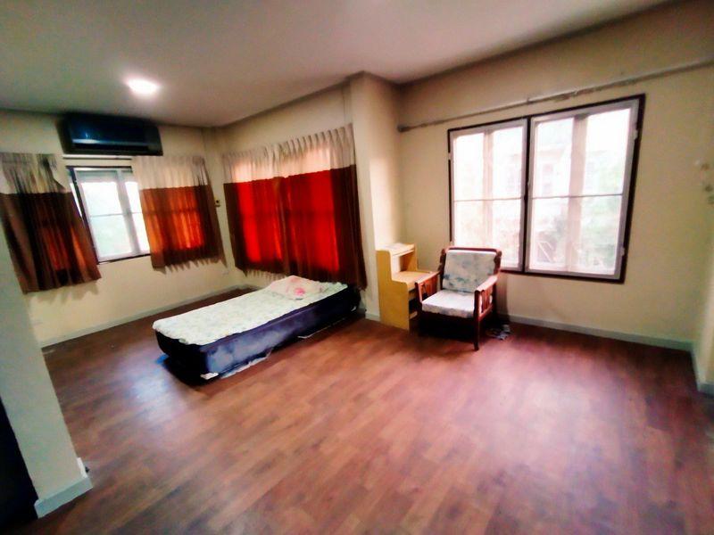 ขาย ทาวน์เฮ้าส์ 2 ชั้น 24 ตรว.หมู่บ้านบุศรินทร์ Land & House ถ.พระยาสุเรนทร์ ซอย 40 แขวงสามวาตะวันตก เขตคลองสามวา กรุงเทพฯ 9