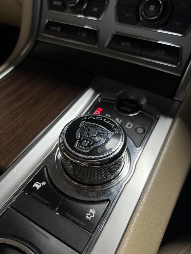 Jaguar XF 2.2D  9