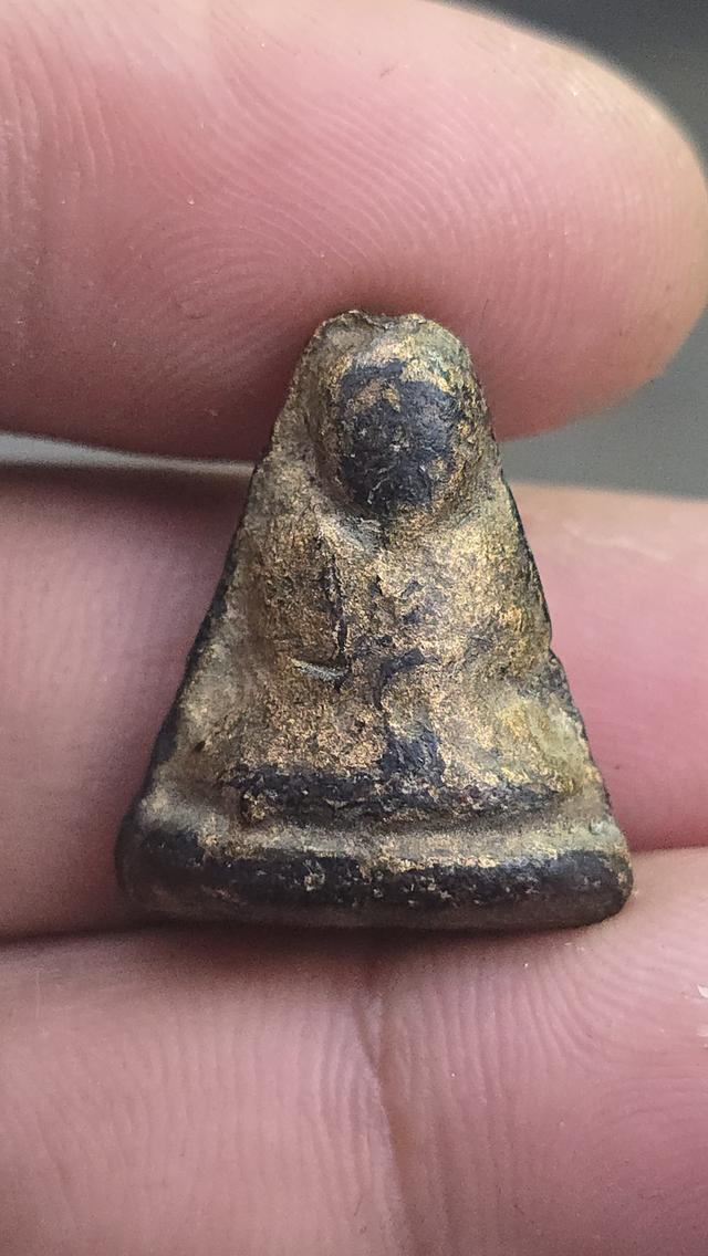 พระสังกจายน์เนื้อผงคลุกรัก ปิดทอง 2