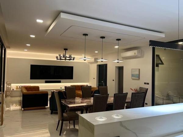 Luxury villa with a private swimming pool for sale in Phuket City. Conveniently 7