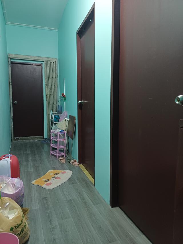 บ้านตึกแถวสามชั้น ใกล้ริมน้ำห่างจากถนนใหญ่ประมาณยี่สิบเมตร เหมาะพักอาศัย ทำร้านอาหารหรือเกสเฮาร์ก็ดี 12