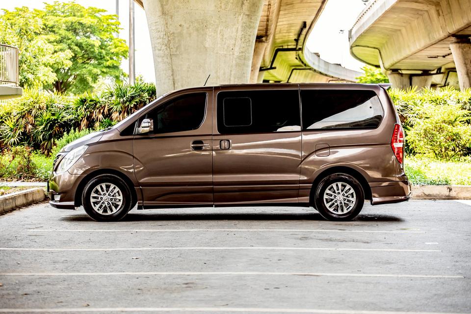 Hyundai H-1 ELITE 2.5 ดีเซล ปี 2014 สีน้ำตาล มือเดียวป้ายแดง  9