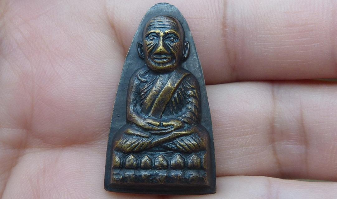 หลวงปู่ทวดพิมพ์ใหญ่หลังหนังสือ