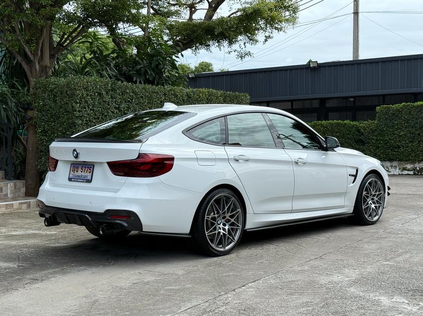 2015 BMW 320D GT MPERFORMANCE รถมือเดียวออกป้ายแดง รถวิ่งน้อย เข้าศูนย์ตามระยะ รถไม่เคยมีอุบัติเหตุครับ 3