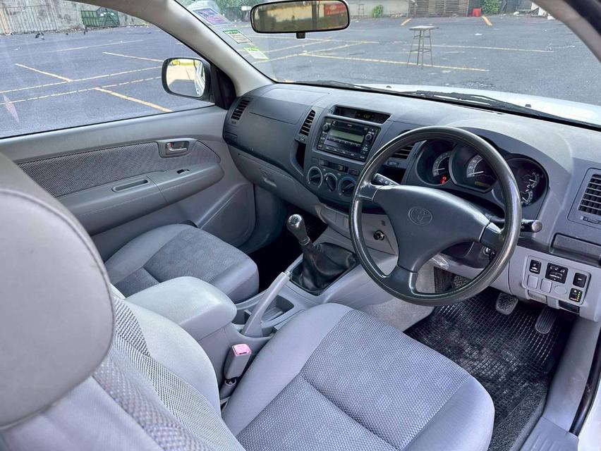 TOYOTA HILUX VIGO 2.7 VVT-i Open Cab เกียร์ M/T สีขาว ปี 2011 12