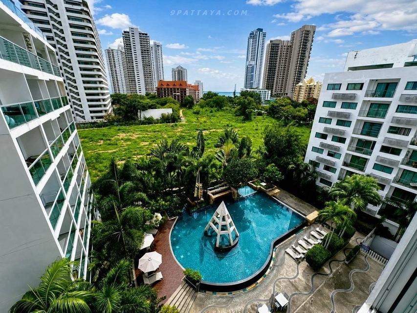 For Sale — Beachfront Studio Condo with Pool and Sea View at Club Royal PattayaStudio condo for sale at Club Royal Condominium, located in beachfront 8