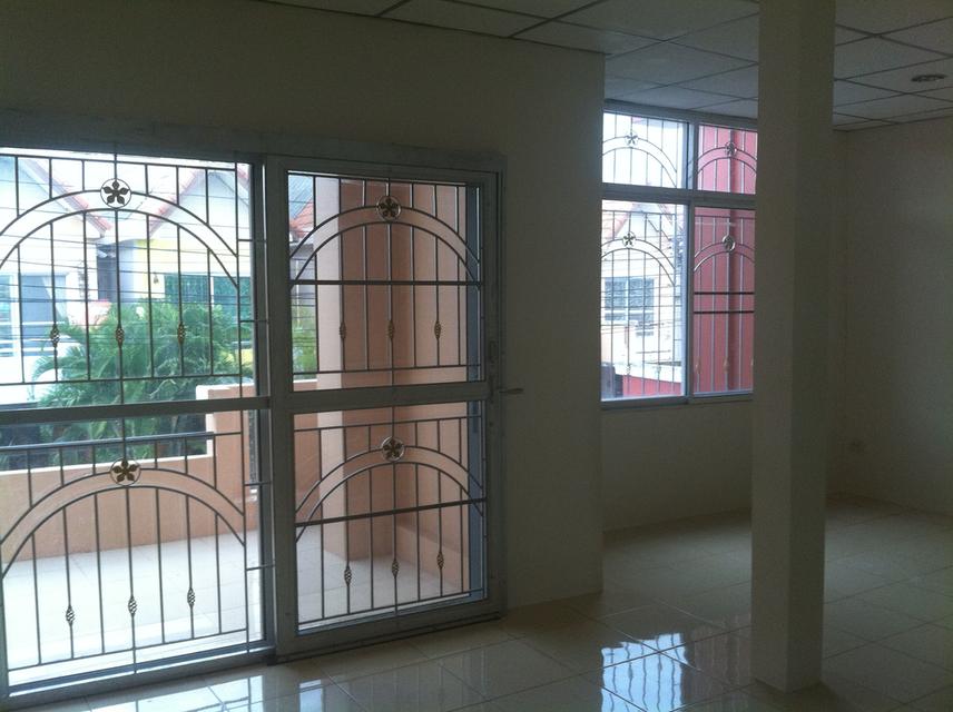 ให้เช่าทาวน์เฮ้าส์ 2 ชั้น 4 ห้องนอน 3 ห้องน้ำ 32 ตร.ว. แอร์ 3 เครื่อง ใกล้ทางด่วนสุขาภิบาล 5 รามอินทรา เพียง 12,000 บาท เหมาะทำโฮมออฟฟิศหรือพักอาศัย 13