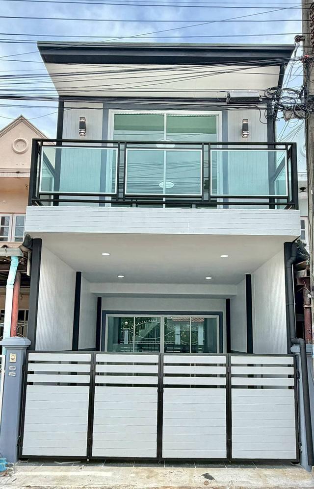 บ้านซอยบางศรีเมือง ทำเลดีใกล้แยกนครอินทร์พระราม5 ทาวน์เฮาส์ 2 ชั้น ตกแต่งใหม่มีระเบียงด้านหน้า  ทำเลดีใกล้แยกนครอินทร์พระราม5 1