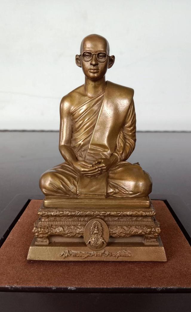 567.พระบรมรูปในหลวงทรงผนวช พลังแผ่นดิน ปี 2554 พร้อมกล่องเดิมแท้
