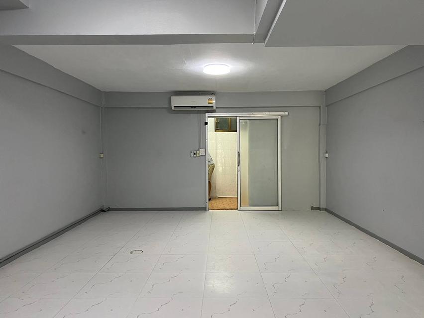 ให้เช่าทาวโฮม2ชั้นใกล้โรงเรียนนานาชาติเอกมัย ใกล้ห้าง Donki mall thonglor-ekamai ระยะประมาณ 1 กิโลเมตร จดทะเบียนบริษัทได 5