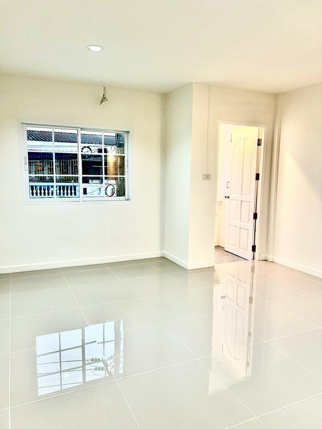 ขายบ้านทาวน์เฮาส์รีโนเวทใหม่ "หน้าบ้าน-หลังบ้านไม่ติดกับใคร" ความเป็นส่วนตัวระดับ 10 เต็ม 10! ✨  📍 พหลโยธิน 52 แยก41(สะพานใหม่) - เดินทางง่าย ใกล้BTS 13