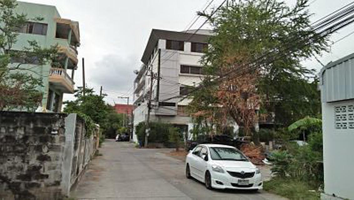 Sale Land with old Building 4 storey closed road in the soi near Suan Luang Rama9  in the villaged at Prawet 6