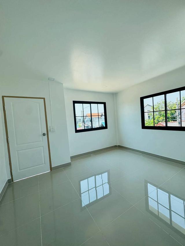 หมู่บ้านธารทอง2  ซอยวัดลาดปลาดุก ทาวน์เฮาส์ 2 ชั้นหลังมุมถนนเมน ห่างจากปากซอยวัดลาดปลาดุกเพียง 1 กม. 13
