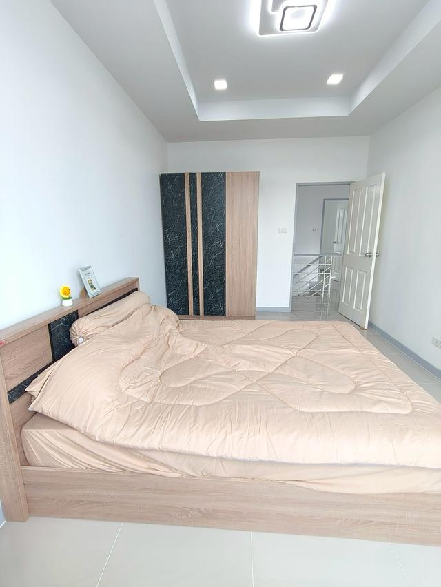 หมู่บ้านราชพฤกษ์  ถนนฉลองกรุง 61 ลาดกระบัง  หนองจอก  สุวินทวงศ  ์นัดชมบ้าน 085-318-6868 คุณวา 18