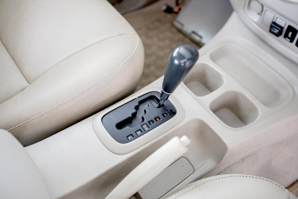 Toyota INNOVA 2.0V AT ปี 2011 สีขาว รุ่นท๊อปสุด 18