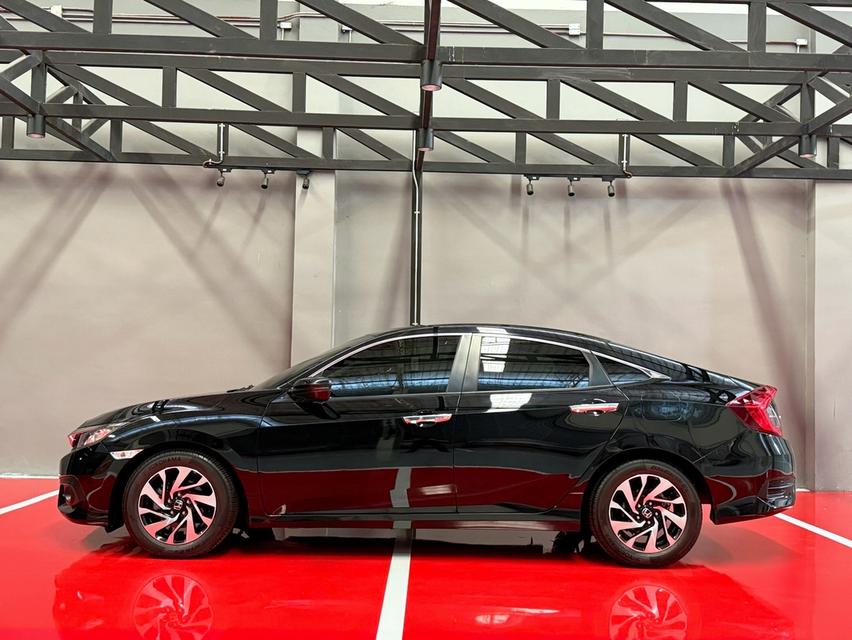 2017 HONDA CIVIC FC 1.8 EL รถมือเดียวออกป้ายแดง รถวิ่งน้อย เข้าศูนย์ทุกระยะ ไม่เคยมีอุบัติเหตุครับ