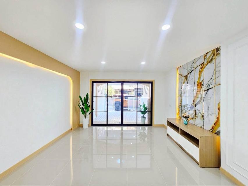 หมู่บ้านบัวทองธานี ฝั่งตรงข้ามสมบัติบุรี 6