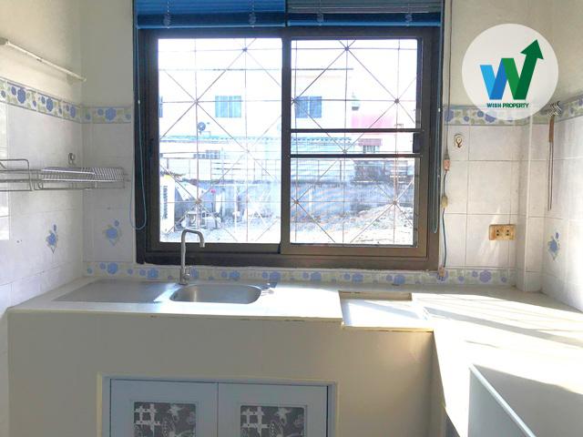 ขายทาวน์เฮ้าส์ เพิ่งปรับปรุงใหม่ 17 ตร.ว. 4 ห้องนอน 2 ห้องน้ำ 1 แอร์ 1 ที่จอดรถ ต่อเติมครบ ใกล้สนามบินดอนเมือง 5