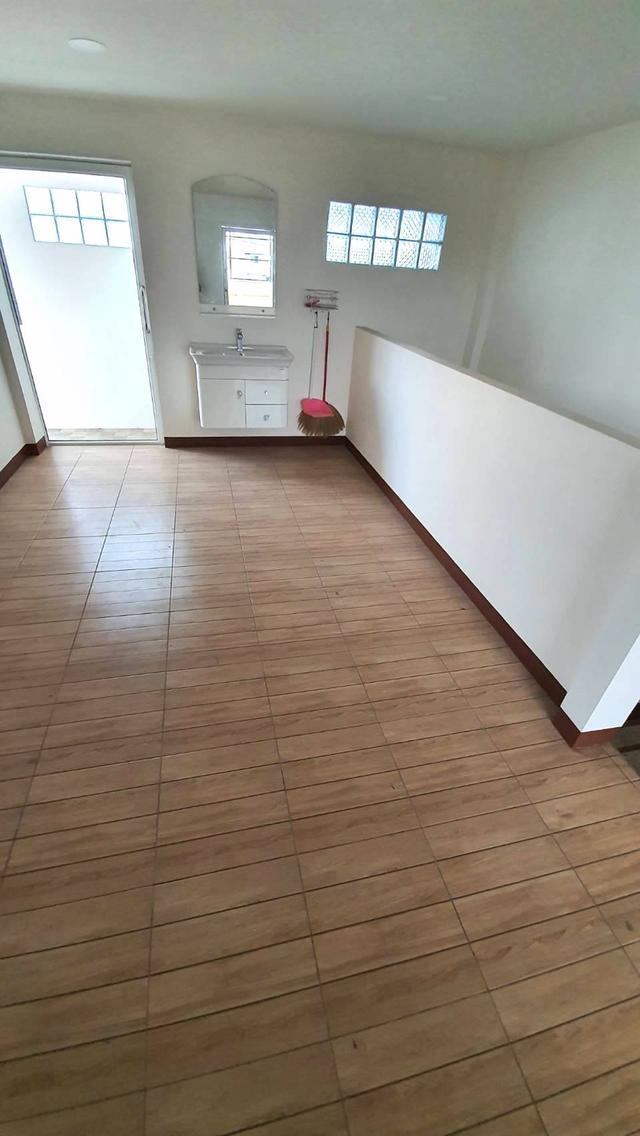 ขายอาคารพาณิชย์ติดถนนมิตรภาพ ตรงข้ามโรงแรมสีมาธานี 2ห้องคู่ ทะลุกัน 3ชั้นครึ่ง มีดาดฟ้า 40ตรว.ด้านหน้าที่จอดรถกว้าง 9