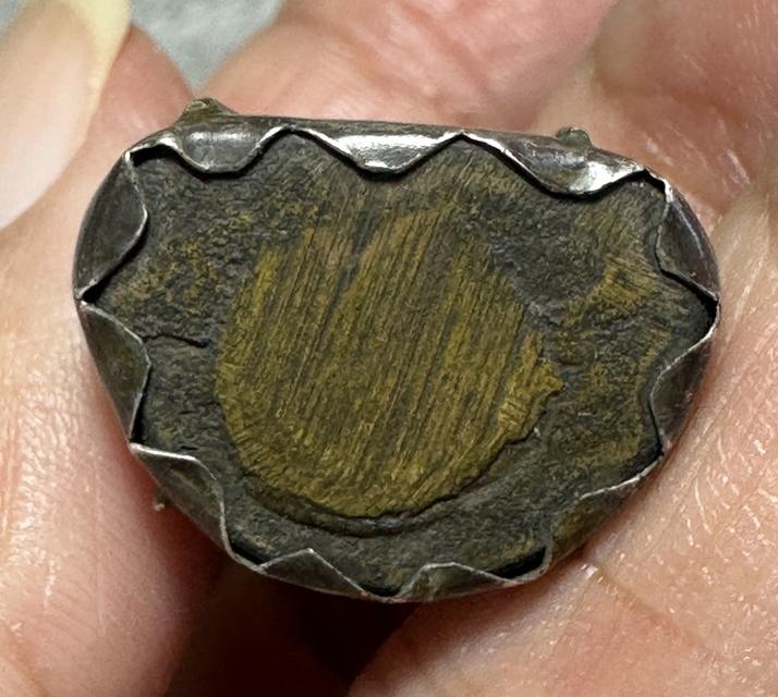 หลวงพ่อเงินพิมพ์นิยมสภาพสวย เลี่ยมกระเช้าเงินโบราณ รูปที่ 9