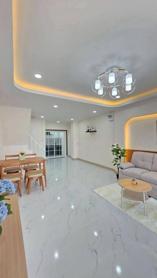 หมู่บ้านบัวทอง1 ติดรถไฟฟ้าสายสีม่วง สถานีคลองบางไผ่ ทาวน์เฮาส์ 2 ชั้น   ตกแต่งใหม่พร้อมอยู่   หน้าบ้านไม่ชนใคร เป็นทุ่งนา 9